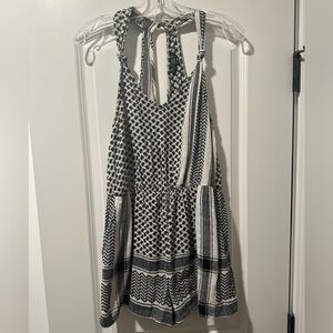 Topshop Size 6 Like New - Black and White Patterned Sleeveless Romper